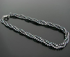 Ожерелье из серебристого жемчуга